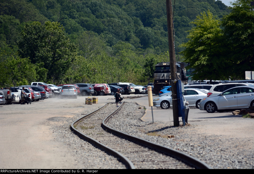 NS yard job E19 comes into view.  A festival in the park to the right of E19 (out of view) drew lots of people to the riverfront this day